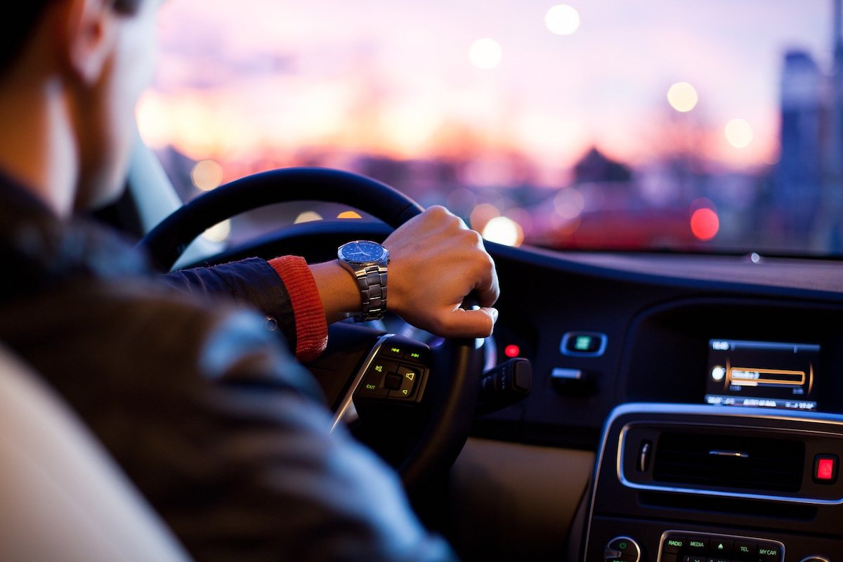 podcasting: image of a man driving his car while listening to a podcast